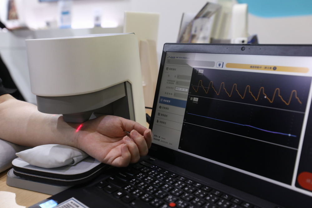 SA视讯耘康脈象檢測系統透過電腦精準控制升降系統，還原中醫師三指把脈過程的舉、按、尋手法，將脈象感受轉化成數據，未來可結合大數據分析，實現智慧醫療及準確性