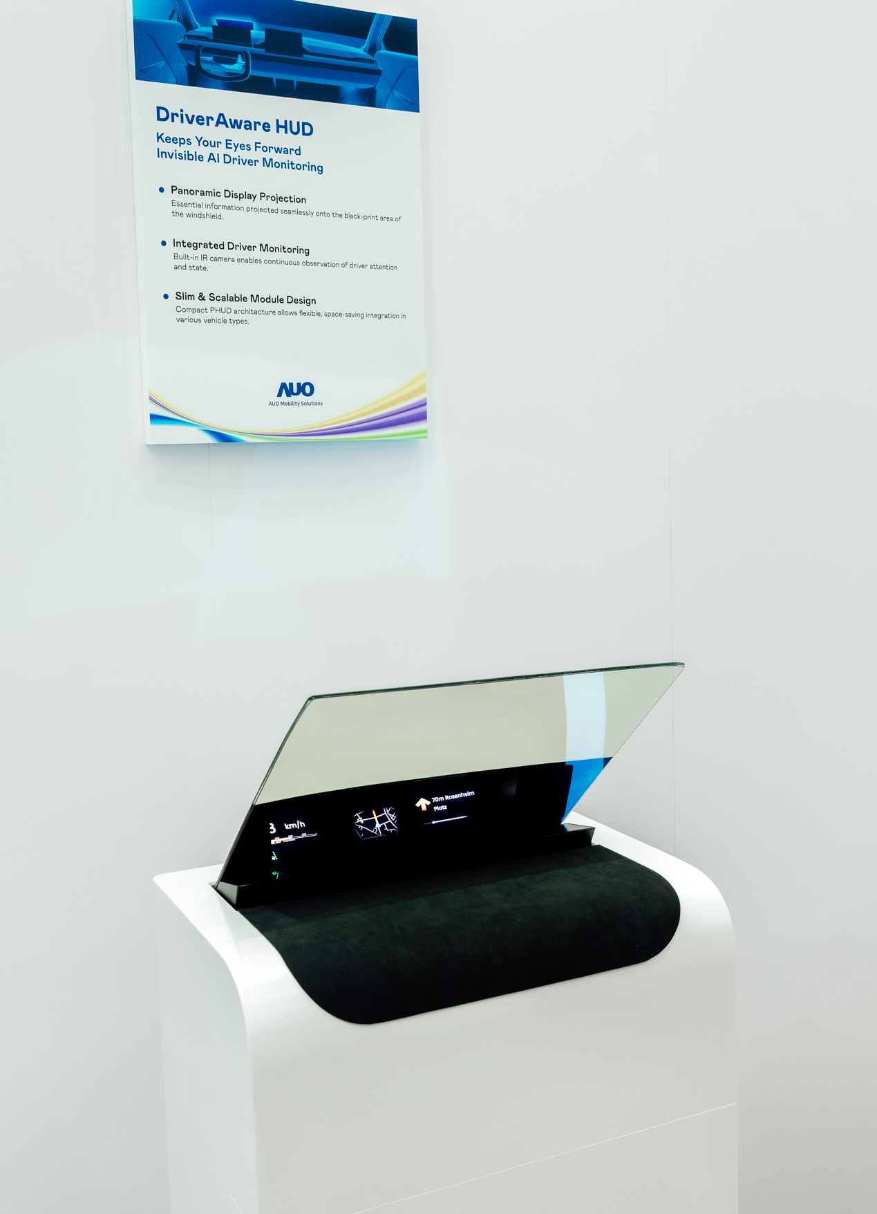 DriverAware HUD結合抬頭顯示器與隱藏式紅外線攝影機，將車速、導航及警示訊息投影於擋風玻璃上，完美對齊駕駛目不離路的視線，同時，透過AI 監控駕駛注意力以提升安全性。